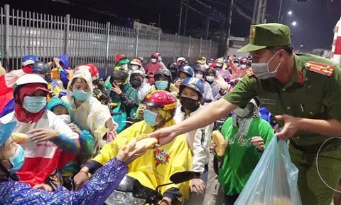 Hàng chục nghìn người tự phát về quê, miền Tây căng mình xử lý