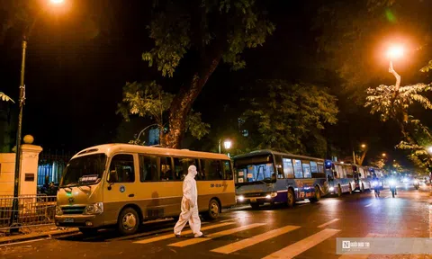 Chùm ảnh: Xuyên đêm chuyển bệnh nhân cùng người nhà ra khỏi BV Việt Đức