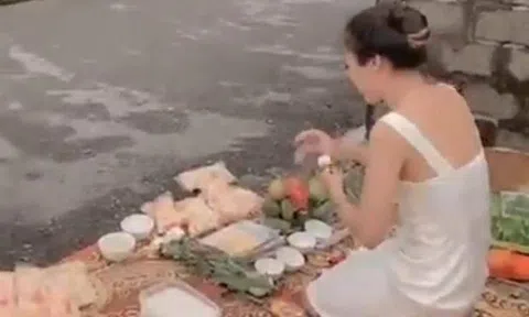 Không đòi được nợ, người phụ nữ mang vàng hương đến nhà con nợ cúng bái