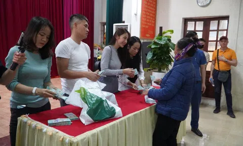 Vợ chồng Công Vinh - Thủy Tiên về Nghệ An cứu trợ lũ lụt: Trao mỗi gia đình từ 5-20 triệu đồng