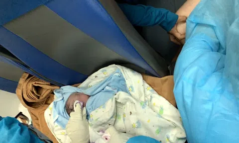 Xúc động khoảnh khắc em bé chào đời trên chuyến tàu về quê