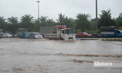 Nhiều tuyến đường ở Hà Nội ngập sâu sau mưa lớn