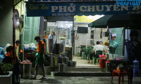 Người Hà Nội xếp hàng quét mã QR, quán phở phải dừng nhận khách để đảm bảo giãn cách