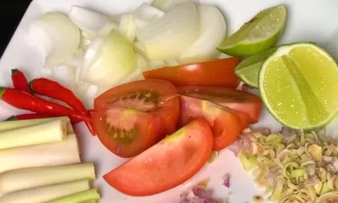 Chế biến ngay nồi lẩu gà Thái chua cay ngày gió lạnh, cà nhà vừa ăn vừa xuýt xoa