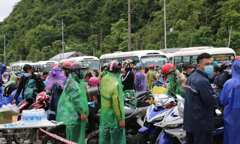 Trạm tiếp sức những đoàn người hồi hương tự phát bằng xe máy