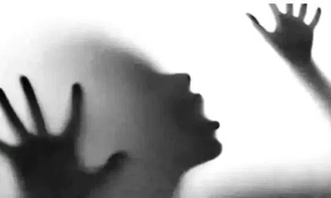 Án Nước ngoài-Luật Việt Nam: Ép người ngoại tình khỏa thân diễu phố có thể phạm nhiều tội