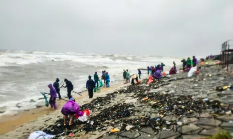 Hà Tĩnh: Nguyên nhân người dân đổ xô ra biển bất chấp sóng lớn