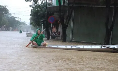 Mưa lũ bủa vây miền Trung: Hàng nghìn ngôi nhà bị ngập, 8 người chết và mất tích