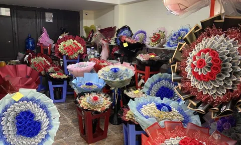Chị em “ngả nghiêng” vì những bó hoa kết từ tiền mặt siêu đẹp trong ngày 20/10