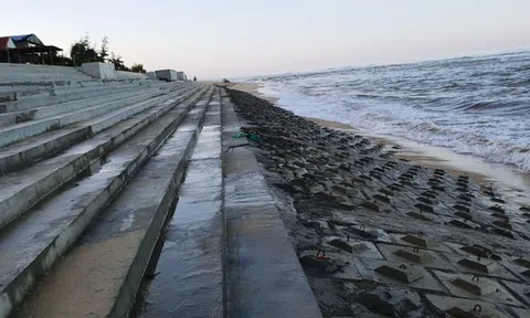Ai chịu trách nhiệm vụ kè biển 35 tỷ đồng chưa nghiệm thu bị sóng đánh sập?