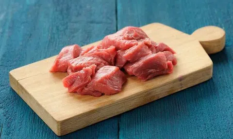 Nguy hại tiềm ẩn từ thói quen chỉ tráng thớt bằng nước sôi