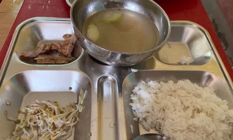 Vụ suất ăn bán trú của học sinh bị phản ánh "không đủ dinh dưỡng": Đại diện trường nói gì?