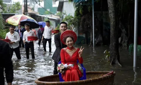 Tâm sự xúc động của cô dâu ngồi thuyền thúng vượt lũ về nhà chồng