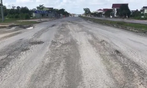 Cận cảnh con đường chưa đầy 2km gần 300 tỷ đồng sụt lún nghiêm trọng