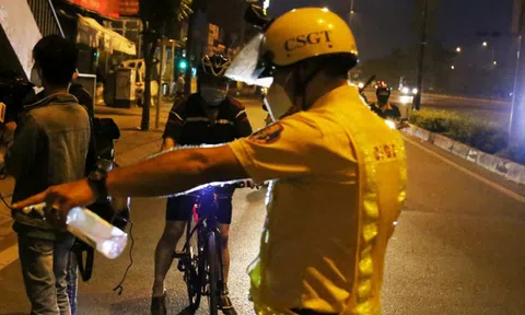 CSGT TP.HCM phạt người chạy xe đạp vi phạm: Lấy lý do "già yếu mắt kém" nên không thấy đèn đỏ