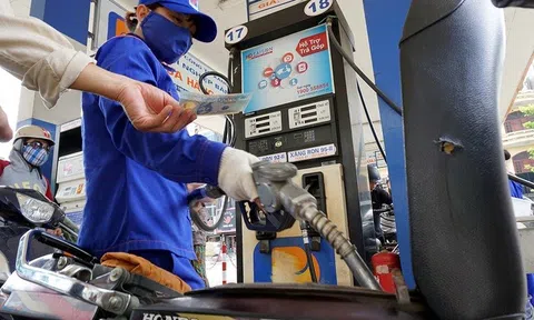 Giá xăng tăng cao nhất 7 năm qua, tiến sát mức 25.000 đồng/lít