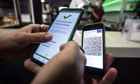 Cảnh sát Italy bắt đường dây mua bán "thẻ xanh Covid-19" giả do nam sinh 17 tuổi cầm đầu