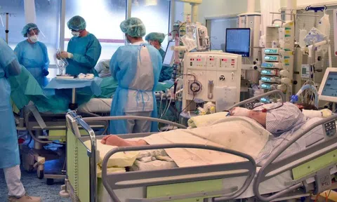 Châu Âu lại thành tâm dịch Covid-19, bệnh viện "căng mình" ứng phó