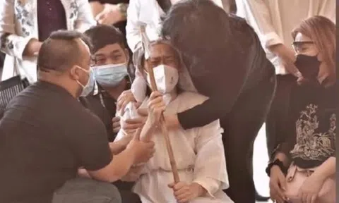Rò rỉ ảnh Hoài Linh khóc nấc, ngã quỵ trong tang lễ bố