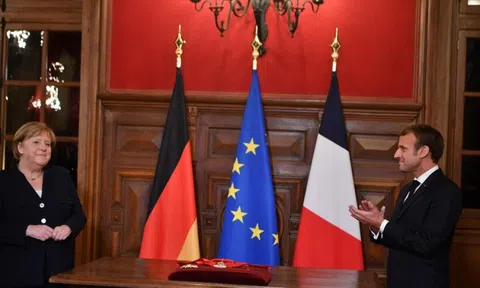 Tổng thống Macron bị nghi bí mật thay màu quốc kỳ Pháp