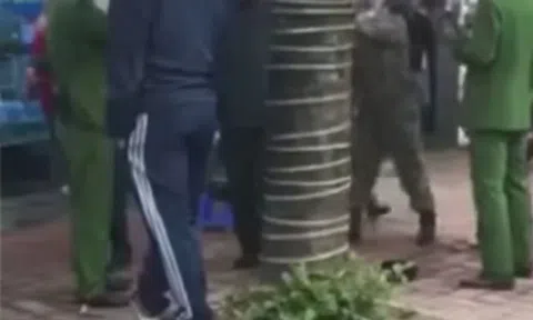 Hà Nội: Điều tra vụ người đàn ông bị nhân viên bảo vệ chém gục trên phố