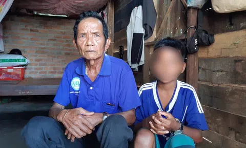 Hiệu trưởng giữ học bạ học sinh nghèo không có tiền đóng quỹ bị cách chức