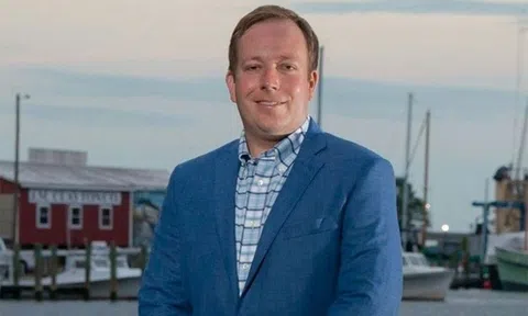 Phát tán ảnh "nóng" của tình cũ, thị trưởng Mỹ đối mặt với 50 cáo buộc