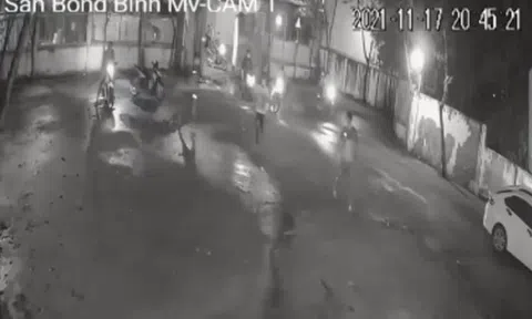 Nam thanh niên 22 tuổi bị rượt chém như phim ở sân bóng đá mini: Camera ghi lại gì?