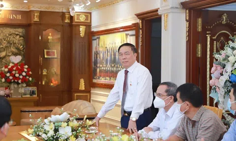 Bầu Đệ được Viện Đại học Kỷ lục Thế giới phong hàm Giáo sư