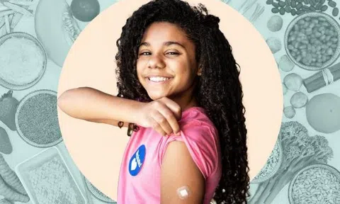 Cha mẹ nên cho trẻ ăn gì trước và sau khi tiêm vaccine ngừa Covid-19?