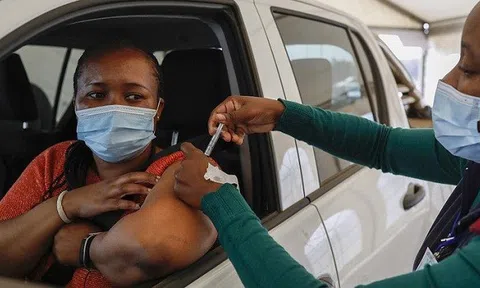 Siêu biến thể mới có khả năng "né" vaccine ngừa Covid-19, nhiều nước hạn chế đi lại với Nam Phi