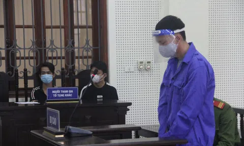 Vợ trẻ ôm con nhỏ khóc nấc khi chồng lĩnh án tử vì vận chuyển ma tuý cho con nợ