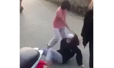 Hòa Bình: Làm rõ vụ nữ sinh bị bạn đánh chửi dã man giữa đường