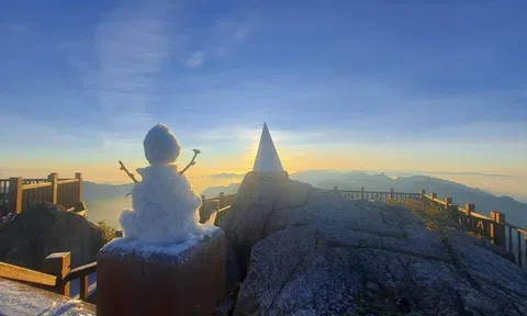 Thích thú cảnh đỉnh Fansipan sương muối phủ trắng, nhiệt độ dưới 0 độ C