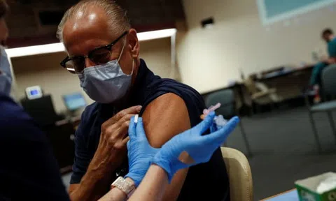 Moderna tuyên bố sẽ có vaccine chống biến thể Omicron vào đầu năm 2022