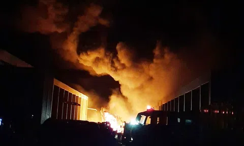 Cháy lớn ở Đồng Nai, hơn 100 cảnh sát dập lửa xuyên đêm