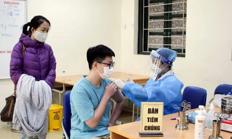 Hà Nội tạm ngừng tiêm cho học sinh cấp 2, chờ chỉ đạo của bộ Y tế về 2 lô vaccine Pfizer gia hạn