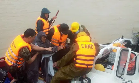 Thủ tướng chia sẻ với khó khăn, mất mát của nhân dân vùng lũ, chỉ đạo tập trung ứng phó, khắc phục hậu quả thiên tai