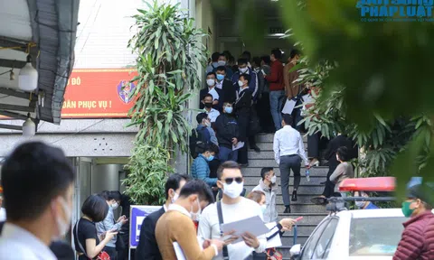 Hàng trăm người Hà Nội "rồng rắn" xếp hàng đi đăng ký ôtô khi lệ phí trước bạ giảm 50%