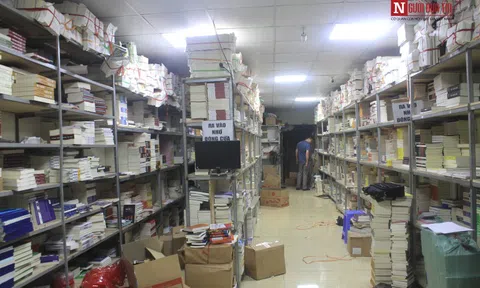 Đột kích kho sách chưa rõ nguồn gốc "khủng" tại Hà Nội