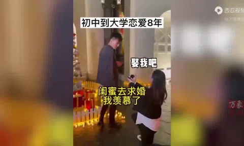 Cô gái quỳ gối cầu hôn bạn trai sau 8 năm hẹn hò và cái kết phải dùng vũ lực "đe dọa"