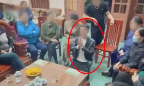 Nóng mạng xã hội: Xôn xao cảnh người đàn ông phải quỳ gối đọc bản tường trình