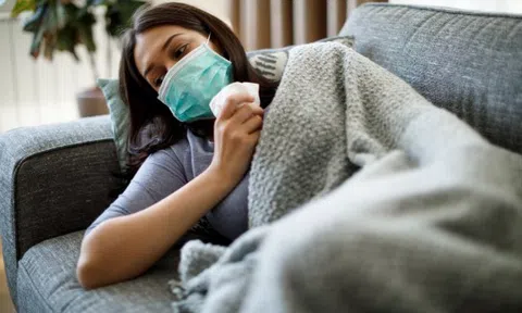 Hai triệu chứng bất thường mới ở người nhiễm biến thể Omicron