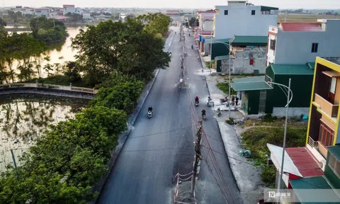 Hà Nội: Hàng chục cột điện “mọc” giữa đường tỉnh lộ