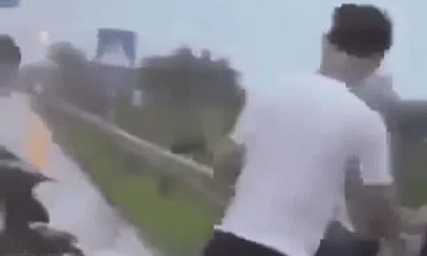 Hà Tĩnh: Điều tra vụ nam sinh lớp 10 bị đánh liên tiếp vào đầu giữa đường