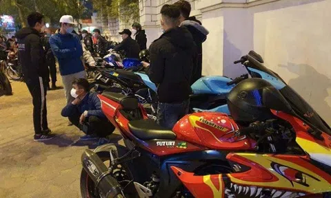 Hà Nội: Vây bắt đoàn xe máy phân khối lớn rú ga, lạng lách trên đường Võ Chí Công