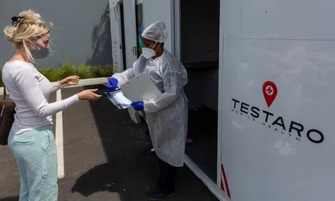 "Cơn sóng dữ" Omicron ở một số quốc gia và những bài học