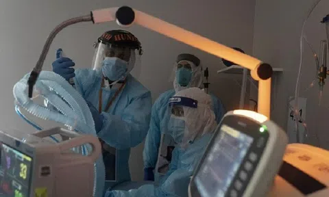 Biến thể Omicron gia tăng tốc độ lây lan ở Mỹ đẩy hệ thống y tế vào tình trạng quá tải