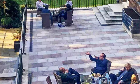 Thủ tướng Anh tiếp tục vướng bê bối vì lộ ảnh tiệc tùng trong lúc phòng dịch