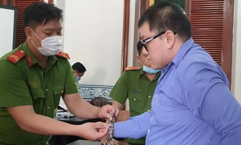 Người lao thẳng ô tô vào cha mẹ đối thủ để trả thù lãnh án 12 năm tù